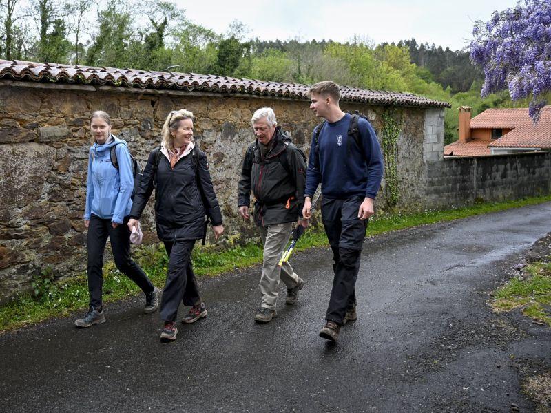 La Familia Real belga, en un tramo del Camino